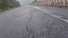 Xuất hiện vết nứt dài trên QL1A đoạn qua khu vực Đèo Ngang 