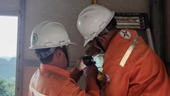 Nỗ lực vượt rừng, băng suối đưa điện về bản vùng cao