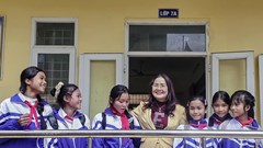 Sẻ chia yêu thương với học sinh Bru - Vân Kiều