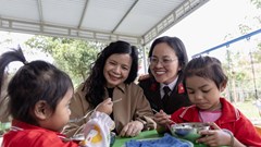 Quảng Trị: Sẻ chia lặng thầm để trẻ em vùng biên đến lớp