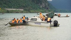 Trắng đêm tìm kiếm nạn nhân vụ chìm đò trên sông Gianh