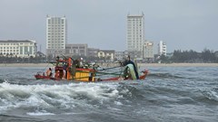 Ngư dân vật lộn với sóng lớn 