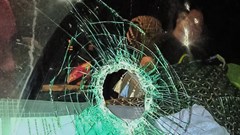 Lái xe bức xúc vì bị ném đá vỡ kính trên cao tốc Bắc - Nam