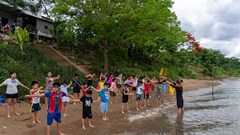 Hơn 1.000 suất học bơi miễn phí cho trẻ em vùng Phong Nha