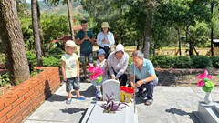 Những tấm bia mộ đi tìm người thân