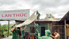 Bộ đội Biên phòng giúp dân dựng lại mái nhà sau dông lốc