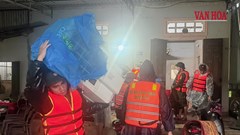 Người dân vùng biên giới chạy lũ trong đêm