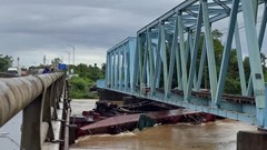 Xà lan bị lũ cuốn, va mạnh vào hai cây cầu huyết mạch ở Quảng Trị