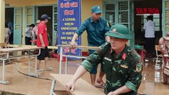 Thầy cô còng lưng dọn dẹp trường sau mưa lũ