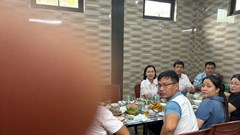 Cán bộ xã uống rượu bia trong giờ hành chính?