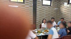 Cán bộ xã uống rượu bia trong giờ hành chính?