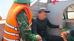 Cứu sống người đàn ông bị nước cuốn trôi khi thả lưới trên biển