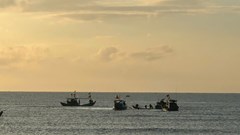 Tàu cá chìm gần cửa Roòn, 4 ngư dân tự bơi vào bờ