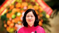 Chủ tịch Bùi Thị Minh Hoài chúc mừng Đại lễ Tam hợp của Phật giáo Tứ Ân Hiếu Nghĩa