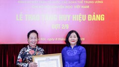 Trao Huy hiệu 45 năm tuổi Đảng cho nguyên Phó Chủ tịch nước Nguyễn Thị Doan