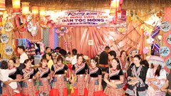 Người dân và du khách đổ về Phố đi bộ Mường Thanh tham dự Ngày hội Văn hóa dân tộc Mông