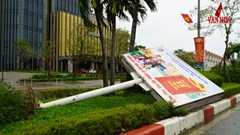 Quân dân Hà Tĩnh ra đường dọn dẹp sau bão số 10 chuẩn bị cho Đại hội Đảng bộ 