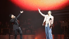 Tùng Dương cháy hết mình trên sân khấu cùng Soobin Hoàng Sơn