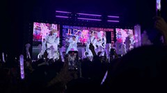  Sức nóng từ sân khấu tới mạng xã hội