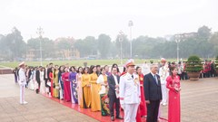 Nỗ lực đưa áo dài Việt vươn cao, bay xa