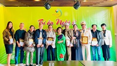 APPA trao kỷ niệm chương và quà tặng tri ân các nghệ sĩ gạo cội