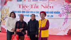 Trao quà Tết cho các cụ cao niên, gia đình khó khăn