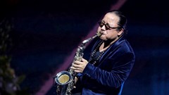 Nghệ sĩ Trần Mạnh Tuấn thổi saxophone tưởng nhớ nhạc sĩ Trịnh Công Sơn
