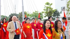 Ấn tượng áo dài cờ đỏ sao vàng của NTK Hoàng Ly mừng ngày thống nhất non sông