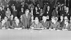 Mỹ chấm dứt ném bom B-52, mở ra bước ngoặt Hội nghị Paris