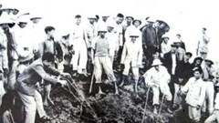 Bác Hồ tát nước chống hạn cùng nông dân Mễ Trì, Tả Thanh Oai