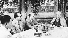 Chủ tịch Hồ Chí Minh trả lời các nhà báo nước ngoài