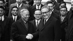 Ký tắt Hiệp định Paris về chấm dứt chiến tranh, lập lại hòa bình ở Việt Nam