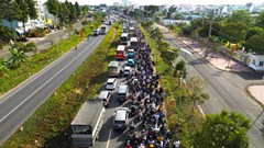 27 tháng Chạp: Cao tốc nghẹt thở, dòng xe rồng rắn rời đô về quê ăn Tết