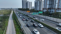 Dòng phương tiện từ phía Nam đổ về Hà Nội sớm trước mùng 6 Tết