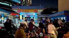 Người dân Hà Nội xếp hàng mua xăng giữa đêm, nhu cầu tăng đột biến