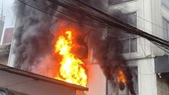 Dùng búa phá mái tôn giữa biển khói, giúp 7 người thoát nạn ở Hà Nội