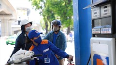 Giá xăng giảm mạnh, RON95 lùi sát mốc 23.000 đồng/lít