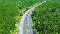 Đến Cần Giờ dịp nghỉ lễ, vừa chạy marathon vừa lái thử dàn xe điện VinFast