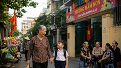 Khi ông bà thành “phụ huynh chính” ở đô thị