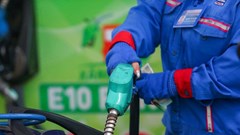 Giá xăng dầu tăng mạnh, dầu diesel vượt 27.600 đồng/lít