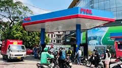 Giá xăng tăng mạnh, E10 RON95 vượt 27.000 đồng/lít