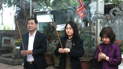 Thứ trưởng Thường trực Lâm Thị Phương Thanh dâng hương ngày khai hội đền Sái