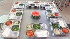 Bữa ăn bán trú: Giám sát đến từng khay ăn
