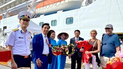 Tàu biển Oceania Riviera đưa 1.200 khách quốc tế “xông đất” Khánh Hòa