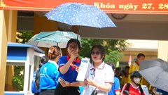 Khoảnh khắc đẹp của sinh viên tình nguyện “tiếp sức” thí sinh