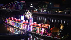 Tưng bừng trình diễn thả Đèn nước và ghe Cà Hâu