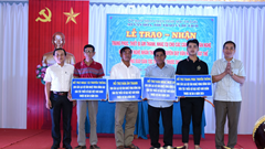 Bàn giao thiết bị âm thanh, trang phục, nhạc cụ cho các CLB, đội, nhóm văn nghệ văn nghệ thuộc Dự án 6