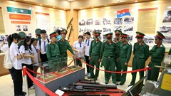 Khai mạc triển lãm “50 năm vang mãi bản hùng ca toàn thắng”