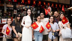 Các hoa hậu tặng cờ Việt Nam đến du khách quốc tế tại Đường sách TP.HCM
