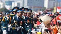 Đường phố rợp cờ hoa, lòng dân rộn ràng đón bước chân người lính